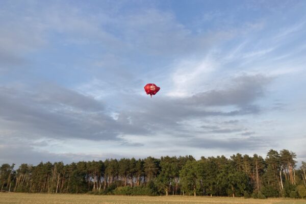 Heißluftballon Emma kurz vor der Landung am Bahnhof Leiferde