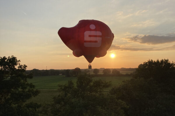 Heißluftballon Emma zur Landung im Sonnenuntergang bei Celle | Holzwerk Ballonteam