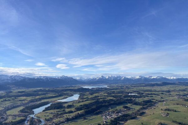 Der Forgensee bei Füssen mit Alpenpanorama