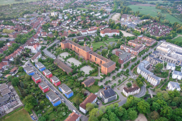 Das rote Rathaus in Celle aus dem Ballon