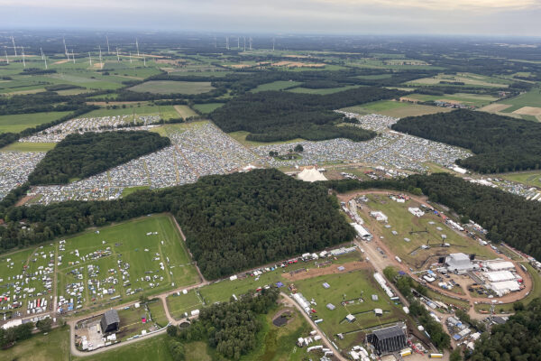 Der Holzwerk Ballon über dem Hurricane Festival 2024