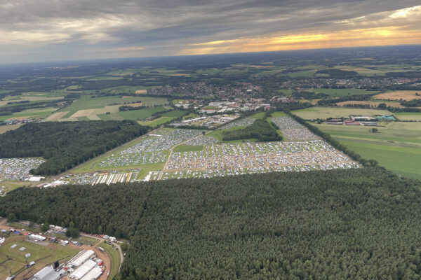 Der Holzwerk Ballon über dem Hurricane Festival 2024