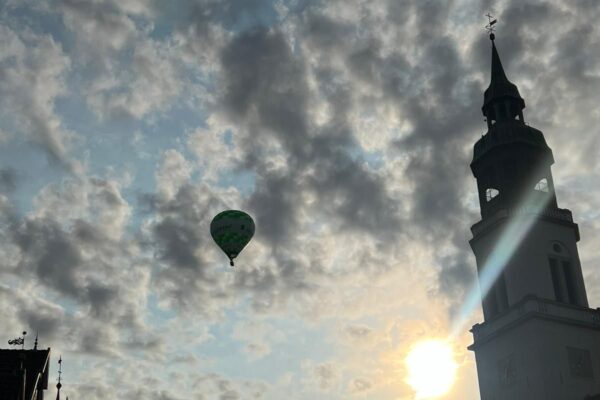 Der Holzwerk Ballon an der Celler Stadtkirche