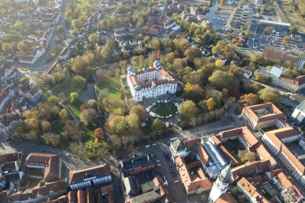Das Celler Schloss herbstlich bunt aus dem Holzwerk Ballon
