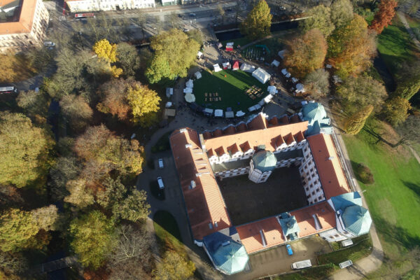 Das Celler Schloss herbstlich bunt aus dem Holzwerk Ballon