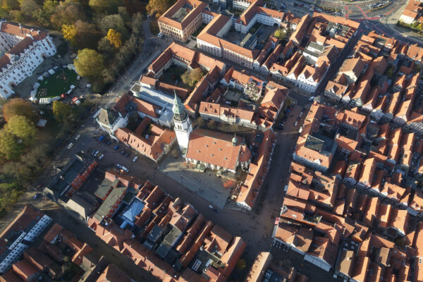 Die Stadtkirche Celle herbstlich bunt aus dem Holzwerk Ballon