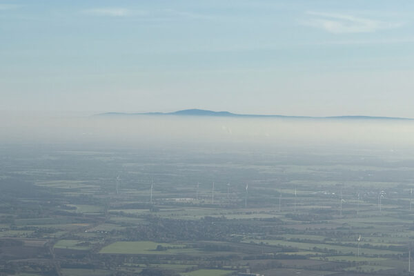 Ein wunderschöner Blick auf den Brocken aus dem Holzwerk Ballon von Celle aus